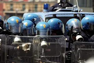 Polizia: Polizia Behind Riot Shields