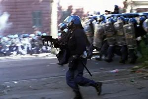 Polizia: Polizia Move On Rioters