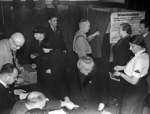 Actively: Polling station in Berlin, 1938