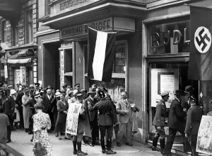 Grocery: Polling station in Berlin-Mitte on the referendum on the