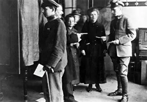 Queue: At the polling station on the occasion of the