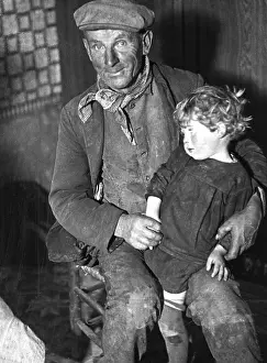 Unemployed: Poor father with child, 1932