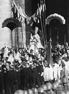 Pius: Pope Pius XI. in his portable throne, 1925