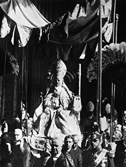 Lucia: Pope Pius XI. in his portable throne, 1930