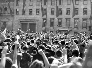 Berliners: The populace cheers Hitler, 1940
