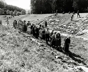 Passau: Population of Passau forced to walk past corpses