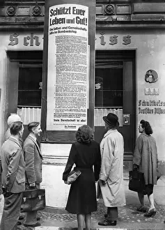 Appeals: The population reads placards on the air raid in Berlin, 194