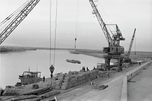 Cranes: Port Sherkhan on Pyanj River under construction