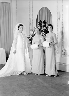 Bridesmaids: Portrait of a bride with her bridesmaids