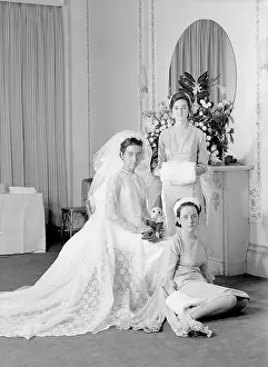 Bridesmaids: Portrait of a bride with her bridesmaids