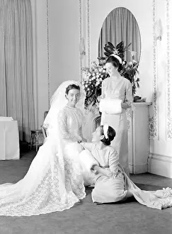 Bridesmaids: Portrait of a bride with her bridesmaids