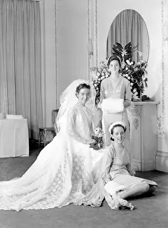 Bridesmaids: Portrait of a bride with her bridesmaids