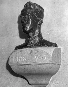 Liaison: Portrait bust of T E Lawrence (Lawrence of Arabia)