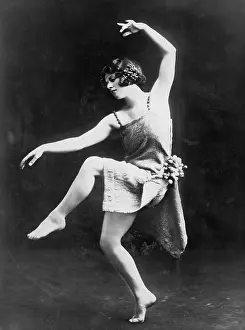 Agile: Portrait of female modern dancer performing