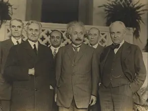 Millikan: Portrait of five scientists in 1931. L-R: Walter