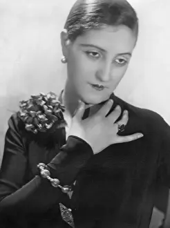 Brooch: Portrait of a woman, 1927