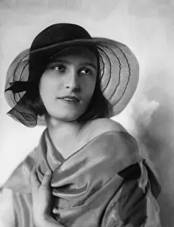 Ladieswear: Portrait of a woman, 1935