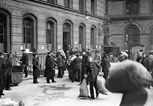 Postmaster: Post loading at Berlin's Main Post Office, 1908