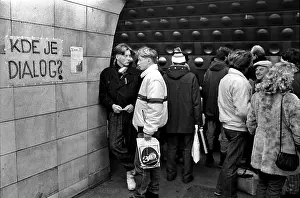 Dialogue: Poster - metro station - commuters