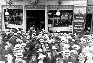 Imminent: Posting of news in Berlin, 1914