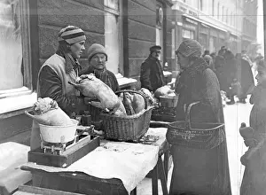 Sells: Poulterer and customer at the Viktualienmarkt in Manchen