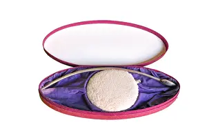 Almond: Powder puff for the back in almond-shaped box