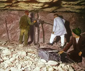 Hallstatt: Power drill in the salt mine of Hallstatt