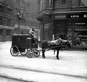 Zima: Prague 1937, postal carrier distributes mail in