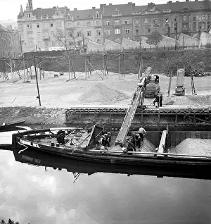 Pisek: Prague in 1938, river sand being unloaded from barge