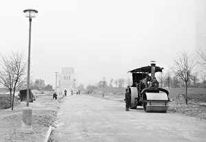 Silnice: Prague 1938. Roller packing down road material