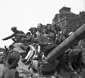 Ruda: Prague citizens sitting with Soviet soldiers at