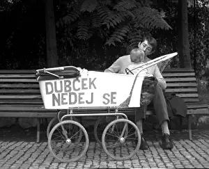 Negotitations: Pram - father - child - park - Dubcek - support