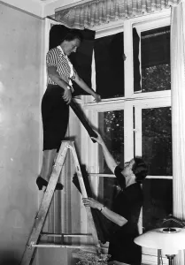 Housewives: Preparations for the blackout exercise in Berlin, 1939
