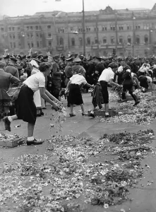 Scattering: Preparations for a drive of Adolf Hitler through Berlin