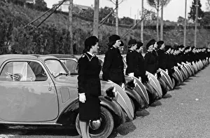 Convertible: Preparations for the parade of fascist women's organizations