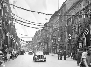 Decorate: Preparations for victory parade on Wilhelmstrasse in Berlin