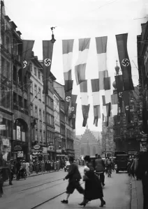 Passerby: Preparations for the visit of Mussolini in Munich, 1937