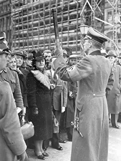 Weighs: Presentation of a British firebomb, 1941