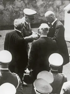 Walhalla: Presentation of the Bruckner medal to Adolf Hitler