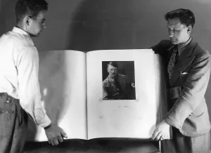 Weighs: Presentation of a manuscript scrapbook at the craft trade fa