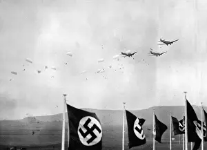 Hamelin: Presentation of parachute jumps on the Bueckeberg, 1936