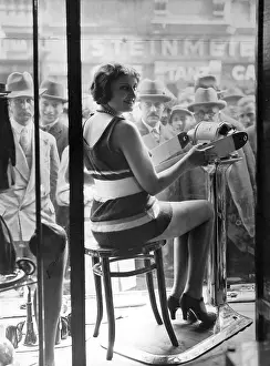 Innovative: Presentation of a slimming trainer in a shop window, 1931