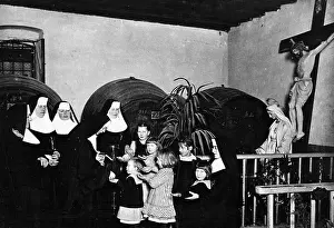 Nuns: Presents for poor children in Gorizia, 1917