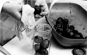 Conserves: PRESERVING PLUMS