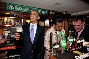 Ecwh: President Barack Obama talks with pub-goers ?