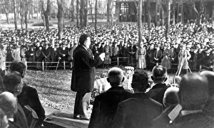 Explains: President Ebert holding a speech in Hamm for