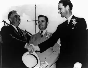 Bsloc 20: President Franklin Roosevelt shaking hands ?