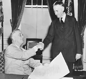 1153: President Franklin Roosevelt shaking hands with