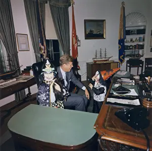 Hcdarna: President John Kennedy with his children during