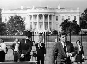 Csu 2012 11: President John Kennedy in front of the White ?